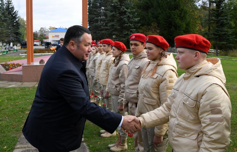 Губернатор Игорь Руденя возложил цветы к мемориалу в Нелидово