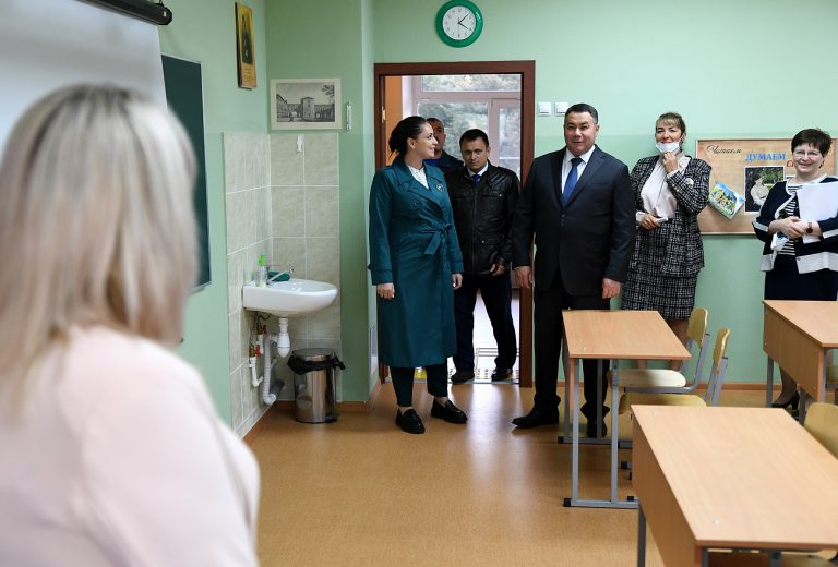 Вместе с педагогами 10-тысячные выплаты в Тверской области получат директора и завучи школ