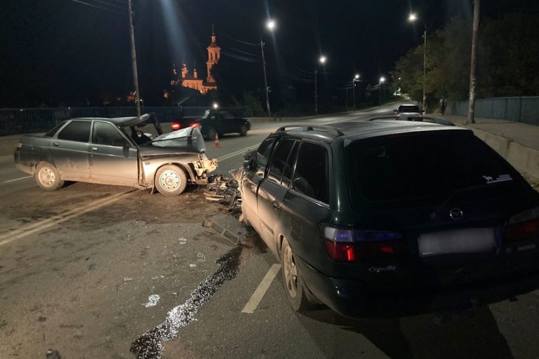 В Кимрах столкнулись лоб в лоб Mazda и ВАЗ