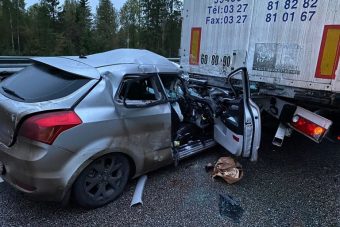 Пять человек пострадали при столкновении фуры и легковушки в Тверской области