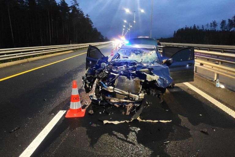 Водитель BMW пострадал при столкновении с фурой в Вышневолоцком округе
