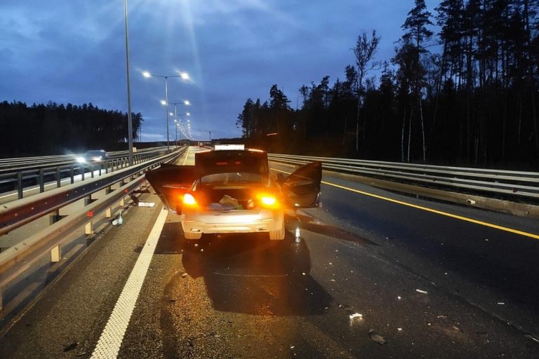 Водитель BMW пострадал при столкновении с фурой в Вышневолоцком округе