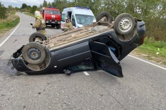 В Нелидовском округе перевернулась легковушка. Пострадали двое