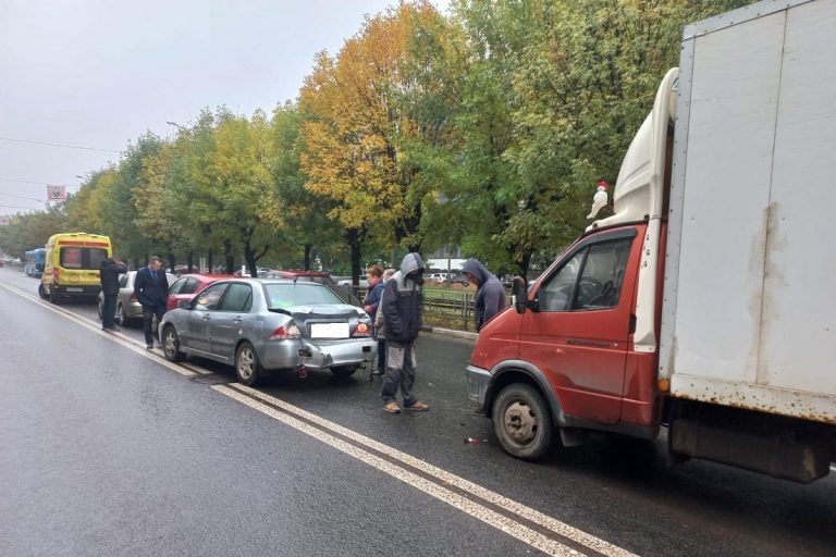 В Твери на Петербургском шоссе столкнулись четыре автомобиля