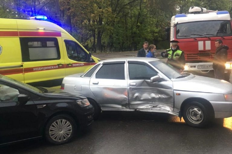 Женщина-водитель пострадала в ДТП в центре Твери