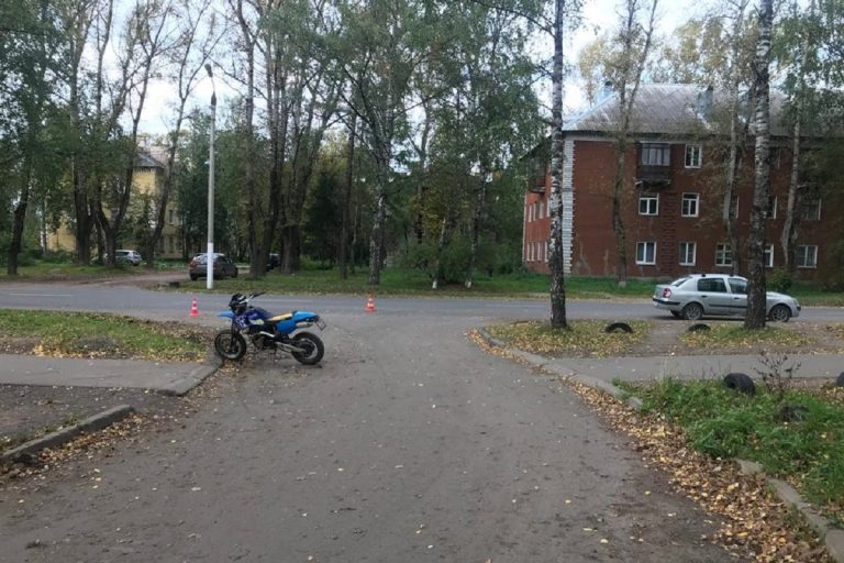В Пролетарском районе Твери столкнулись Renault и мотоциклист