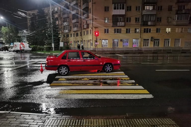 На площади Капошвара в Твери сбили двух пешеходов