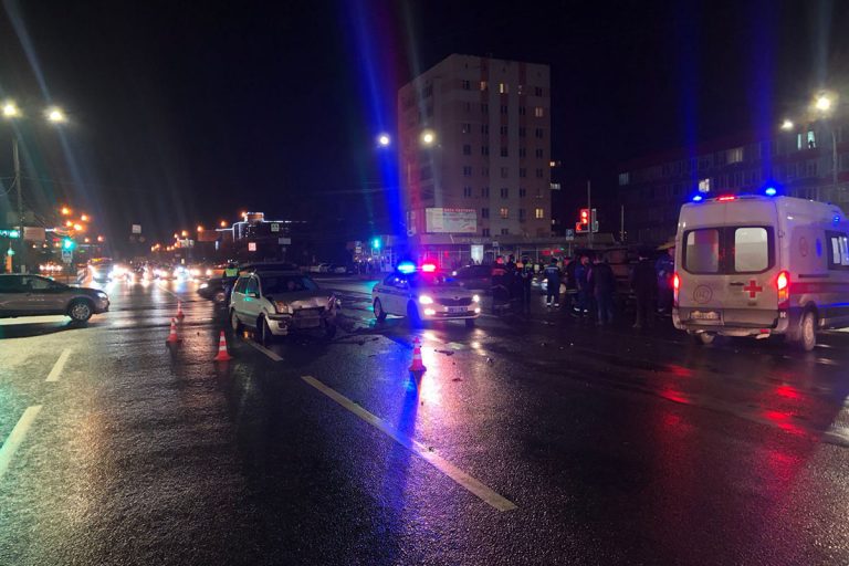 Машина "скорой" опрокинулась после столкновения с иномаркой в Твери