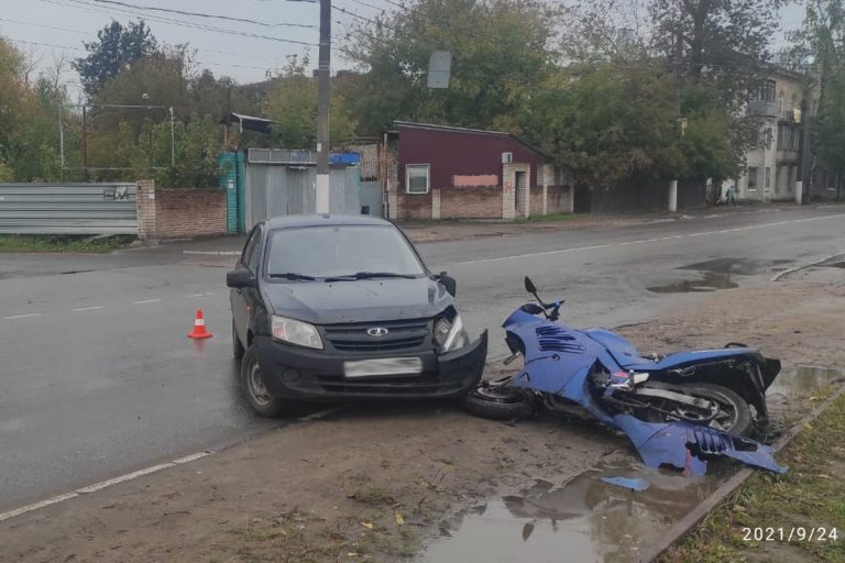 На улице Спартака в Твери столкнулись легковушка и мотоциклист