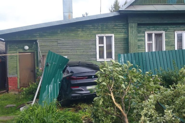 BMW X6 протаранил жилой дом в Заволжском районе Твери