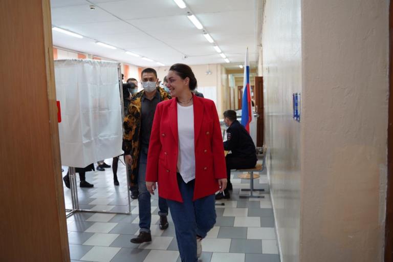 Лидер тверских волонтеров Юлия Саранова проголосовала вместе с семьей