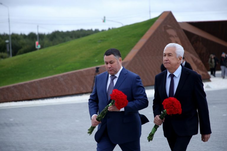 Игорь Руденя и Владимир Васильев в День окончания Второй мировой войны почтили память советских воинов
