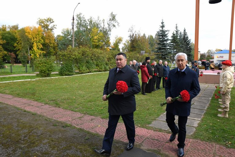 Губернатор Игорь Руденя возложил цветы к мемориалу в Нелидово