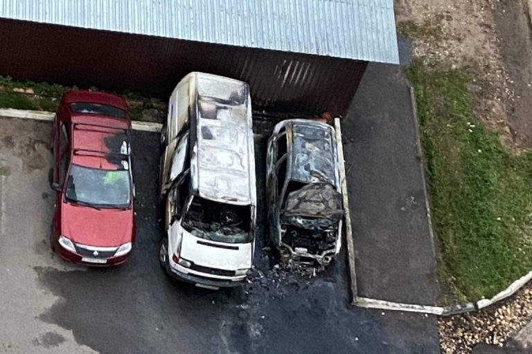 Два автомобиля сгорели ночью в Заволжском районе Твери
