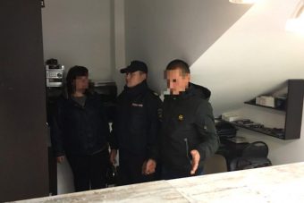 В Твери задержали вора-рецидивиста, обокравшего десять магазинов