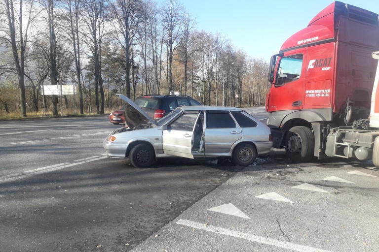В тройном ДТП с участием многотонной фуры на М-10 в Тверской области пострадала пожилая женщина