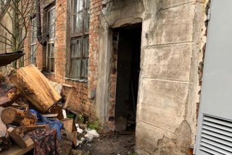 Мужчина и женщина погибли при пожаре в заброшенном депо в Тверской области