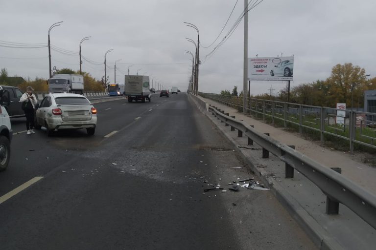 Женщина-водитель получила сотрясение мозга, протаранив ограждение на Восточном мосту в Твери
