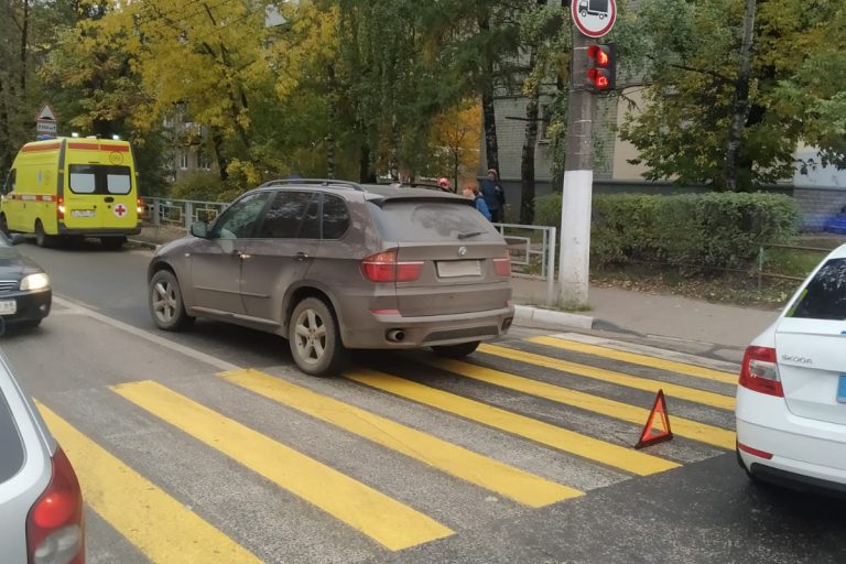 На пешеходном переходе в Твери BMW сбила женщину