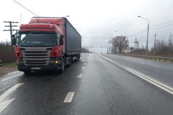 На трассе М-10 в Тверской области фура сбила насмерть пешехода