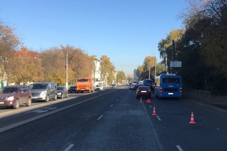 Пассажир синего автобуса пострадал в ДТП в Твери