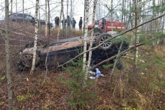 В Тверской области водитель перевернул BMW и сбежал, пострадали два пассажира В Тверской области водитель перевернул BMW и сбежал, пострадали два пассажира