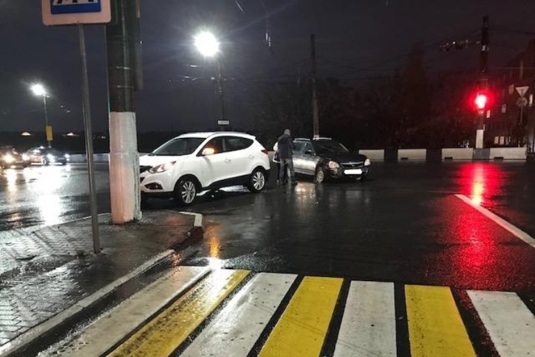 В столкновении автомобилей в Твери пострадали два человека