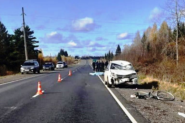 В Тверской области под колесами автомобиля погиб велосипедист