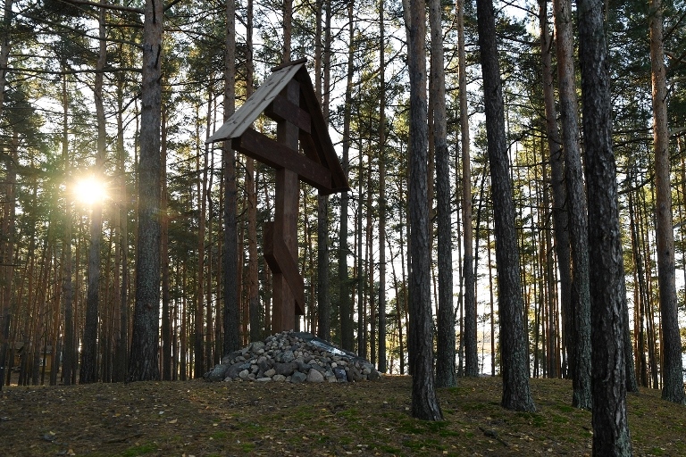 В Тверcкой области освятили поклонный крест на месте прощания Михаила Тверского с Анной Кашинской