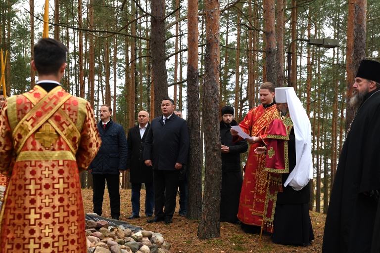 В Тверcкой области освятили поклонный крест на месте прощания Михаила Тверского с Анной Кашинской