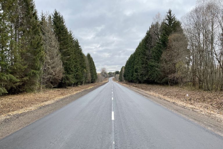 В Старицком районе ремонтируют дорогу, соединяющую Тверскую и Московскую области