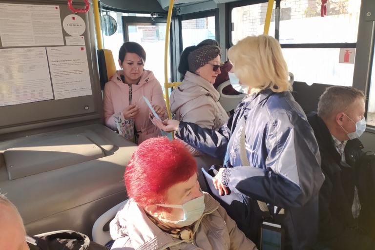 В общественном транспорте города Кимры раздают бесплатные маски