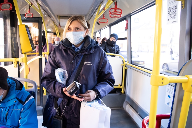 В Твери в синих автобусах вновь раздают бесплатные маски