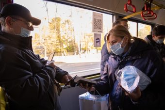 В Твери в синих автобусах вновь раздают бесплатные маски