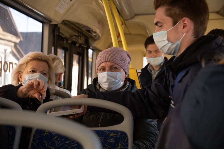 В Твери в синих автобусах вновь раздают бесплатные маски