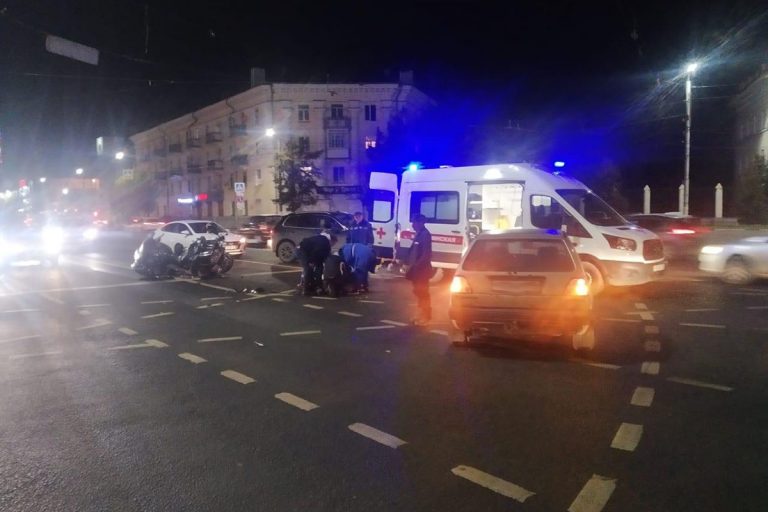 В ДТП с мотоциклом на площади Гагарина в Твери пострадала девушка