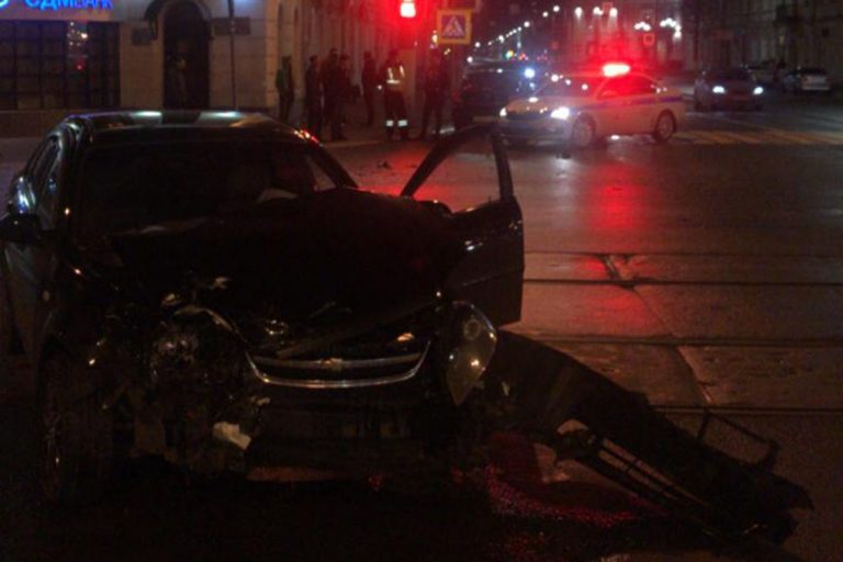 В центре Твери столкнулись два авто, есть пострадавший
