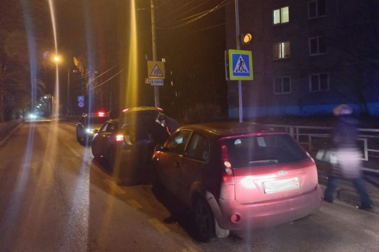 В Твери легковушка сбила пешехода после столкновения с другим авто В Твери легковушка сбила пешехода после столкновения с другим авто