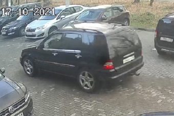 В Твери граждане на Mercedes украли канализационную решетку и попали под камеры