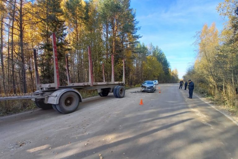 В Тверской области иномарка врезалась в стоящий на обочине КамАЗ: есть пострадавший