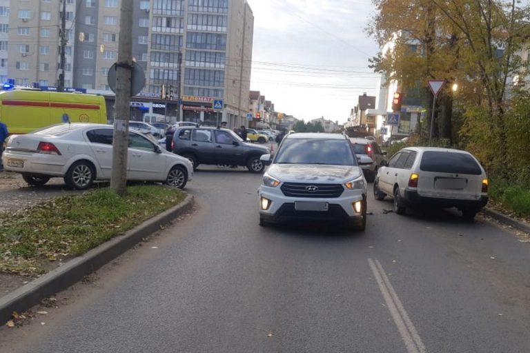 В Твери при столкновении трёх машин пострадала женщина