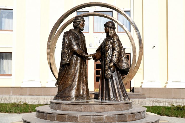 О крепкой семье молодоженам в Твери напомнит скульптура Михаила Тверского и Анны Кашинской