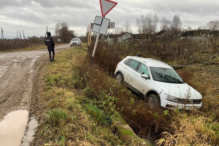 В Тверской области пассажирка сломала руку в вылетевшем в кювет «Фольксвагене»