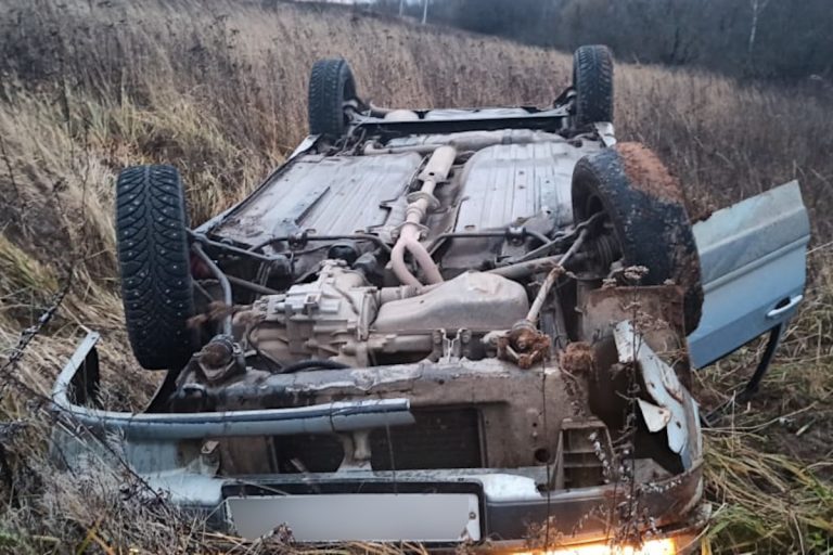 В Зубцовском районе перевернулась машина – есть пострадавшие