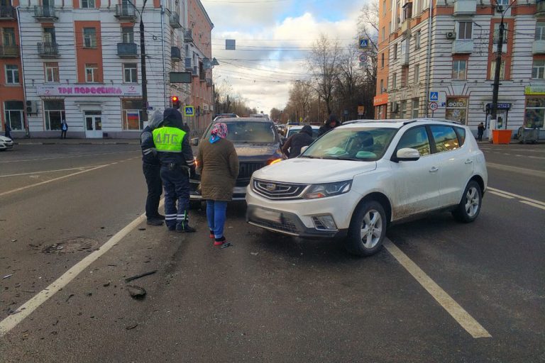 Два пассажира пострадали в ДТП на площади Терешковой в Твери