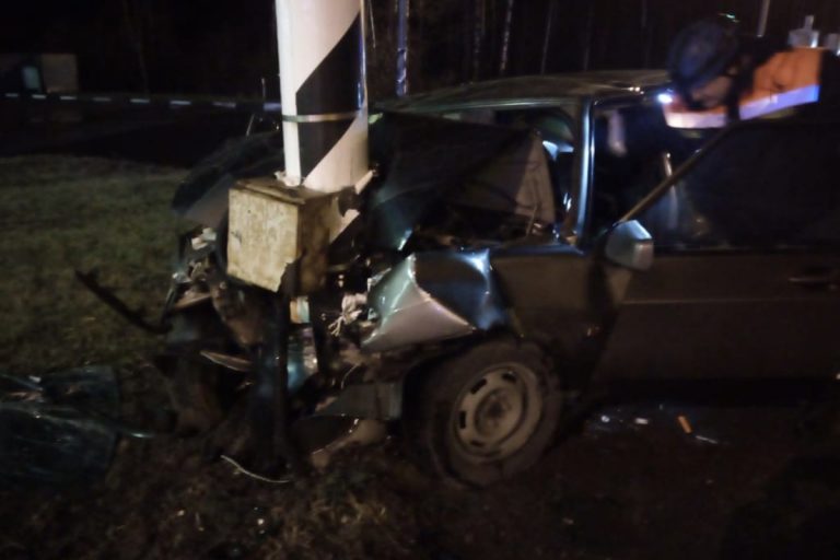 Под Тверью трое мужчин пострадали при столкновении автомобиля с бетонным столбом