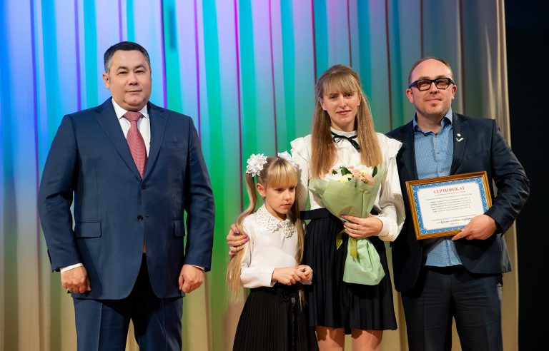 Игорь Руденя наградил многодетных мам и победителей конкурса «Лучшее семейное подворье»