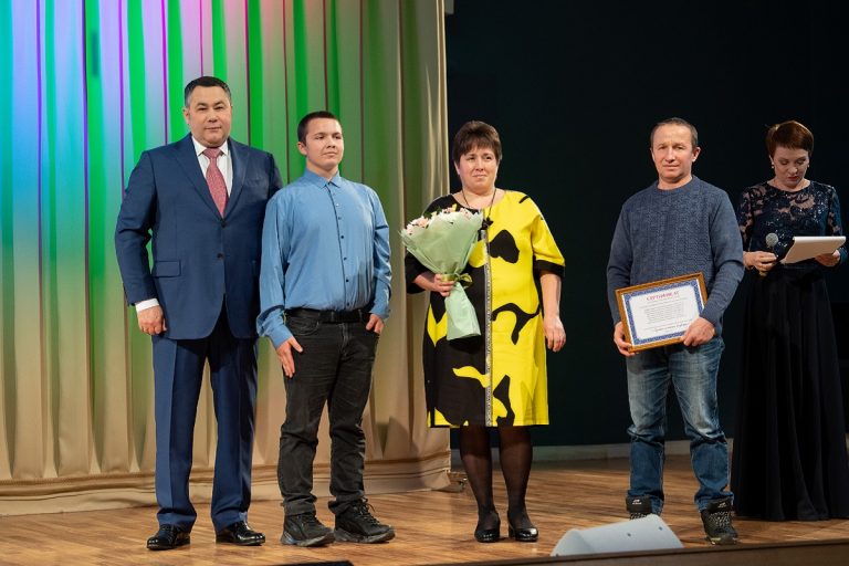 Игорь Руденя наградил многодетных мам и победителей конкурса «Лучшее семейное подворье»