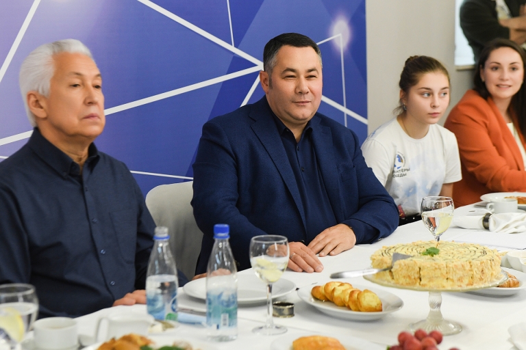 В День народного единства Игорь Руденя встретился с представителями волонтерского движения Тверской области