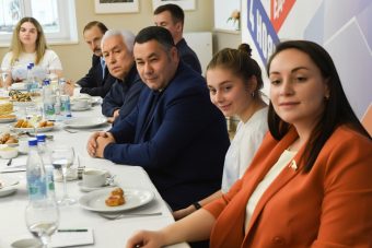 В День народного единства Игорь Руденя встретился с представителями волонтерского движения Тверской области